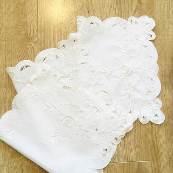 3 VINTAGE Embroidered Placemats w Cutwork & Embroidery. Gorgeous Vintage - Picture 2 of 5